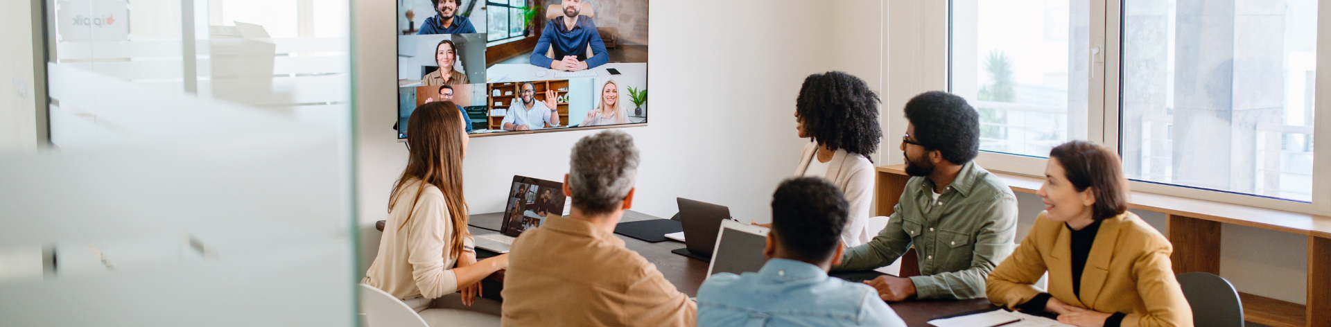 Moderne vergaderruimte met hoogwaardige audio‑ en videoapparatuur van Axians Unite